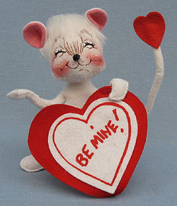 Annalee 7" Valentine Surprise Mouse Holding Heart - Near Mint - 034399xx