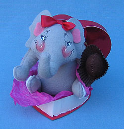 Annalee 8" Viola the Elephant in Her Valentine - Mint - 039299