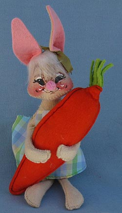 Annalee 7" Country Girl Bunny with Carrot - Mint - 061785sqx