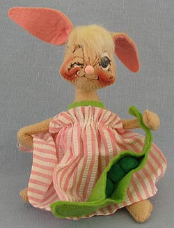 Annalee 7" Country Girl Bunny Holding Pea Pod - Mint - 061793w