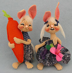 Annalee 7" Country Boy & Girl Bunny with Carrot - Near Mint - 0625-0617-91sqo