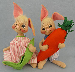 Annalee 7" Country Boy & Girl Bunny with Vegetables - Near Mint - 0625-0617-93sqw