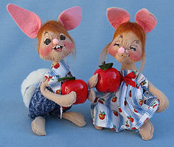 Annalee 7" Country Boy & Girl Bunny with Apples - Near Mint - 0625-0617-95oxx