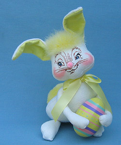 Annalee 12" Yellow Bunny Holding Egg - Mint - 067605