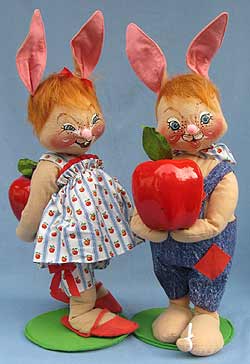 Annalee 18" Country Boy & Girl Bunny with Apples - Near Mint - 0725-0720-95tong