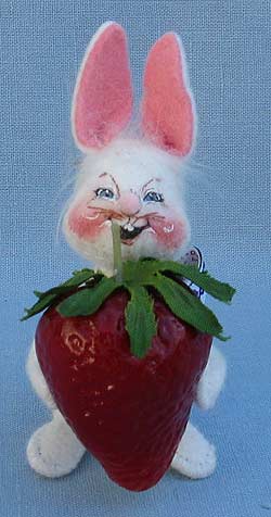 Annalee 3" Bunny Wabit with Strawberry - Near Mint - 185598a