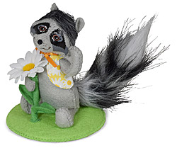 Annalee 5" Raccoon with Daisy 2023 - Mint - 211223