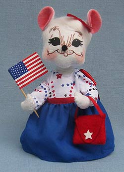 Annalee 6" Yankee Doodle Girl Mouse with Flag and Purse 2014 - Mint - 250614