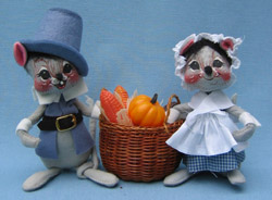 Annalee 7" Blue Pilgrim Mice with Basket - Mint - 307493