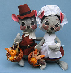 Annalee 12" Brown Pilgrim Boy & Girl Mice - Mint / Near Mint - 3080-3075-89ox