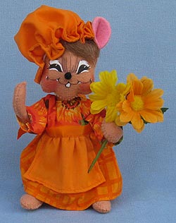 Annalee 6" Harvest Girl Mouse with Flowers 2015 - Mint - 350815