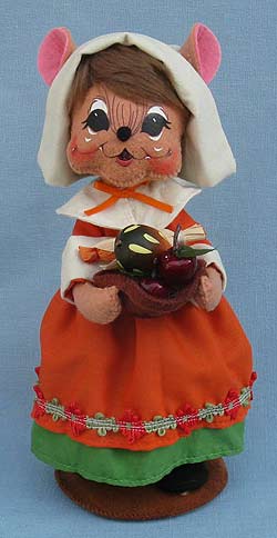 Annalee 10" Pilgrim Girl Mouse Holding Basket 2014 - Mint - 351014