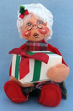 Annalee 5" Mrs Santa with Gift Box - Near Mint - 452583a