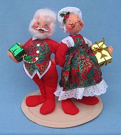 Annalee 7" Mr & Mrs Santa Exchanging Gifts - Mint - 500296