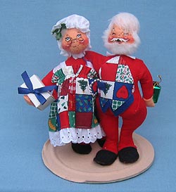 Annalee 7" Mr & Mrs Santa Exchanging Gifts - Mint - 500297