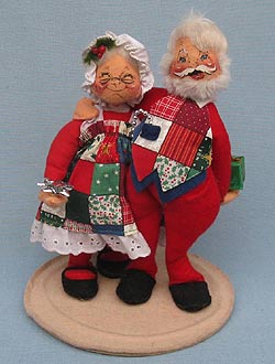 Annalee 7" Mr & Mrs Santa Exchanging Gifts - Very Good - 500297a