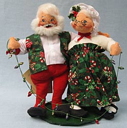 Annalee 7" Mr & Mrs Stringing the Lights - Mint - 500499