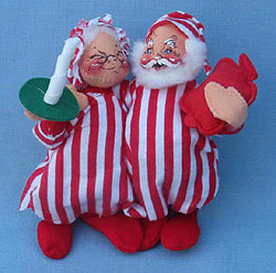 Annalee 7" Mr & Mrs Tuckered Santas - 1983 - Closed Eyes -Mint  - 510083ox