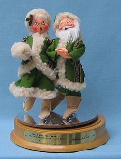 Annalee 10" Mr & Mrs Old World Skaters with Music Box - Mint / Near Mint - 535294