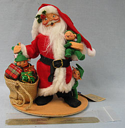 Annalee 10" Santa with Three Wee Helper Elves - Mint - 539895