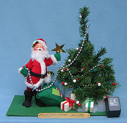 Annalee 10" Santa Trimming Lighted Tree Vignette - Open Eyes - Mint / Near Mint - 540687