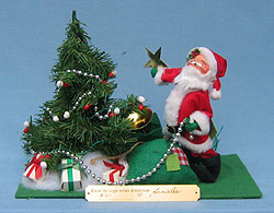 Annalee 10" Santa Trimming Lighted Tree Vignette - Closed Eyes - Mint / Near Mint - 540687x