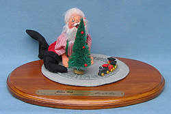 Annalee 10" Santa Playing with Train on Pine Base - Near Mint - 540888b