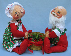 Annalee 18" Mr & Mrs Santa with Basket - Mint - 560085-1