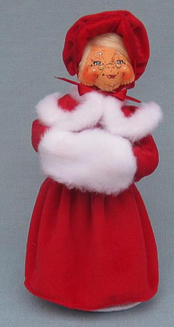 Annalee 9" Caroller Woman with Muff 2014 - Mint - 650114