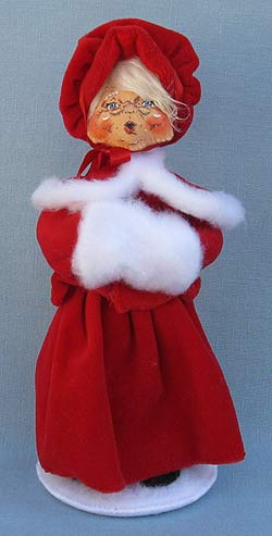 Annalee 9" Caroller Woman with Muff 2014 - Mint - 650114ooh