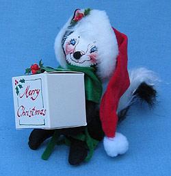 Annalee 7" Santa Skunk with Present - Mint / Near Mint - 742292