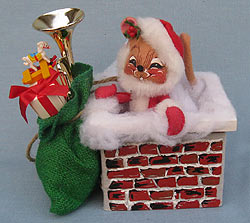 Annalee 7" Santa Mouse Down through the Chimney - 1995 - Squinting - Mint - 772995sq