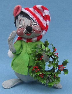 Annalee 7" Mouse with Wreath - Mint / Near Mint - 774584x