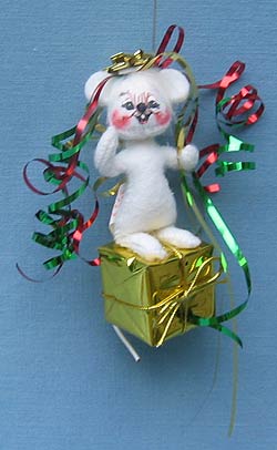 Annalee 3" Mouse on Gift Ornament - Mint - 788506