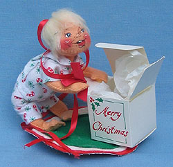 Annalee 7" Christmas Morning Kid Opening Gift -  Near Mint - 801584