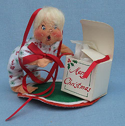 Annalee 7" Christmas Morning Kid Opening Gift - Near Mint - 801584ooh