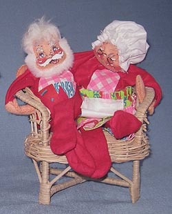 Annalee 7" Mr & Mrs Santa in Wicker Loveseat - 1973 - Mint - C18-73