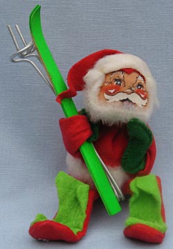 Annalee 7" Santa Holding Wooden Skis & Poles - Mint - C8-73