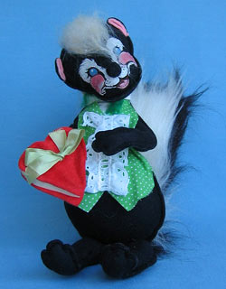 Annalee 12" Valentine Boy Skunk Holding Heart - Near Mint - G655-82