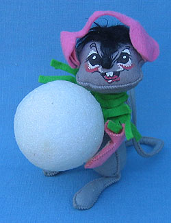 Annalee 7" Mouse with Snowball - Near Mint - M102-67