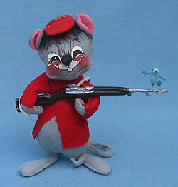 Annalee 7" Hunter Mouse with Bird - Mint - M409-73