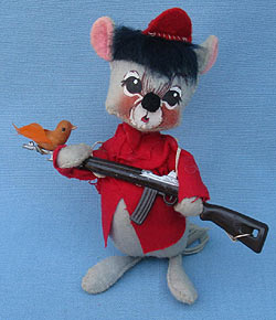 Annalee 7" Hunter Mouse with Bird - Signed - Very Good - M409-73s