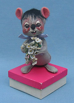 Annalee 7" Birthday Mouse on Gift Box - Near Mint - X112-71